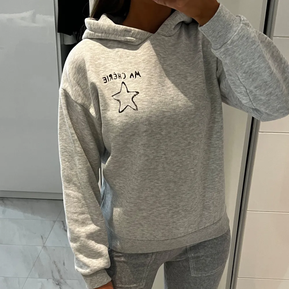 Super fin hoodie från gina young med text fram och på ryggen. Storlek 146/152 men sitter som en xxs/xs. Använd köp nu!! . Hoodies.