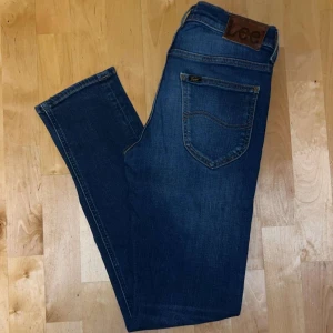 Lee Jeans - Vi säljer nu dessa snygga Lee jeans⭐️Storlek: W28 L32 Pris: 300:- Retail: 999:- Skick: 8/10 Hör av er vid frågor eller funderingar!