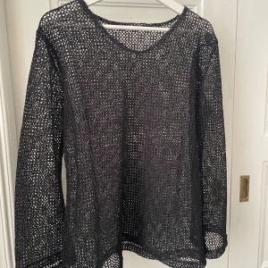 Supersnygg virkad topp! - Jättefin virkad svart topp som är perfekt både till vardags eller fest!   Använd få gånger 🩷  Frakt är inte inkluderat i priset!