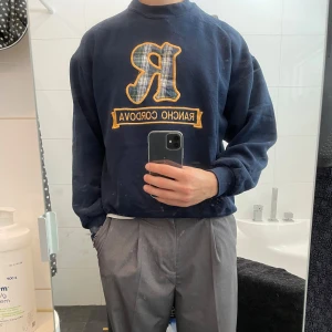 Rancho Cordova Vintage sweatshirt  - Vintage Rancho Cordova sweatshirt i mörkblå. Storlek L men passar M. Grym passform och skön tröja  Bara höra av sig för fler bilder eller frågor 😎