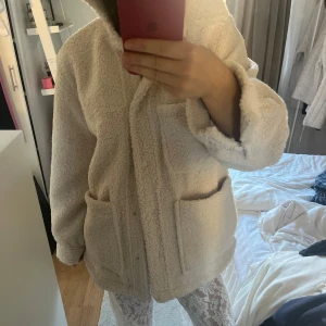 Teddyjacka hm - INTRESSEKOLL på min beiga teddyjacka från hm🌟🌟Jackan är i storlek XS och  är perfekt oversized. Den är riktigt gosig och verkligen ett måste i höst. Skriv för fler bilder eller frågor!! Pris kan diskuteras