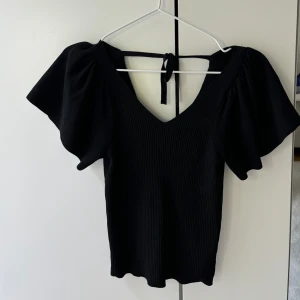 Topp med puffärm - Fin topp från ONLY i storlek S. Köpt för 330kr och använd en gång. Säljer för den inte kommer till användning. Skriv för fler bilder💞