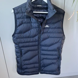 J.Lindeberg väst - Tja säljer nu denna sjukt feta j.lindeberg västen i storleken M. Tveka inte att höra av er vid minsta fråga eller funderingar.