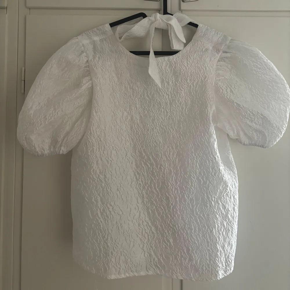 Supersnygg blus med rosett därbak, köpt på Vero moda, nypris ca 600kr, slutsåld, aldrig använd prislapp kvar, storlek xs❤️. Blusar.