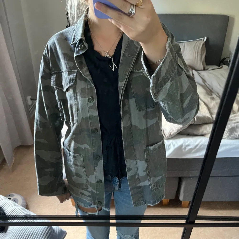 Säljer nu min sååå snygga militär jeans jacka😍😍 perfekt skick och helt perfekt nu till hösten🍂🍂😋. Jackor.