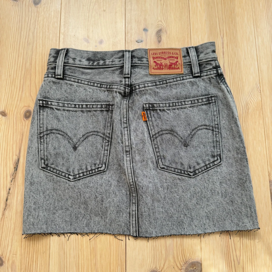 Grå jeanskjol från Levi's