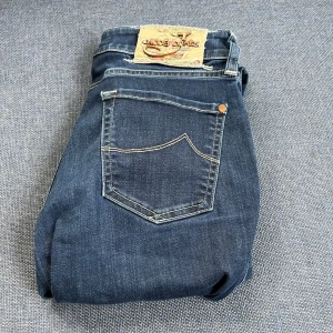 Jacob Cohen jeans - Ett par stilrena Jacob Cohen jeans i en mörkblå färg 🎨 | skick: 8,5/10 | nypris: 4500kr, mitt pris 849kr | äkta ✅ | 28 passar mindre och större | priset är inte hugget i sten 💸 | Mvh Wille 