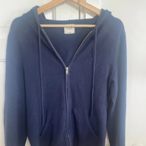 Kashmir hoodie - Säljer denna efterfrågade Kashmir hoodie från John Henric i storlek s. Skicket är 6/10, då den har lappar på armarna och har använts. Nypris 2600