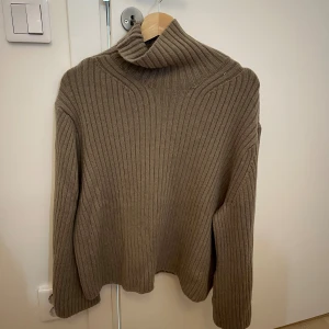 Stickad tröja  - Jättebra skick använd fåtal gånger 