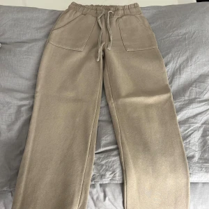Bruna mjukisbyxor - Bruna mjukisbyxor som är i storlek XS. De är i mycket god skick.