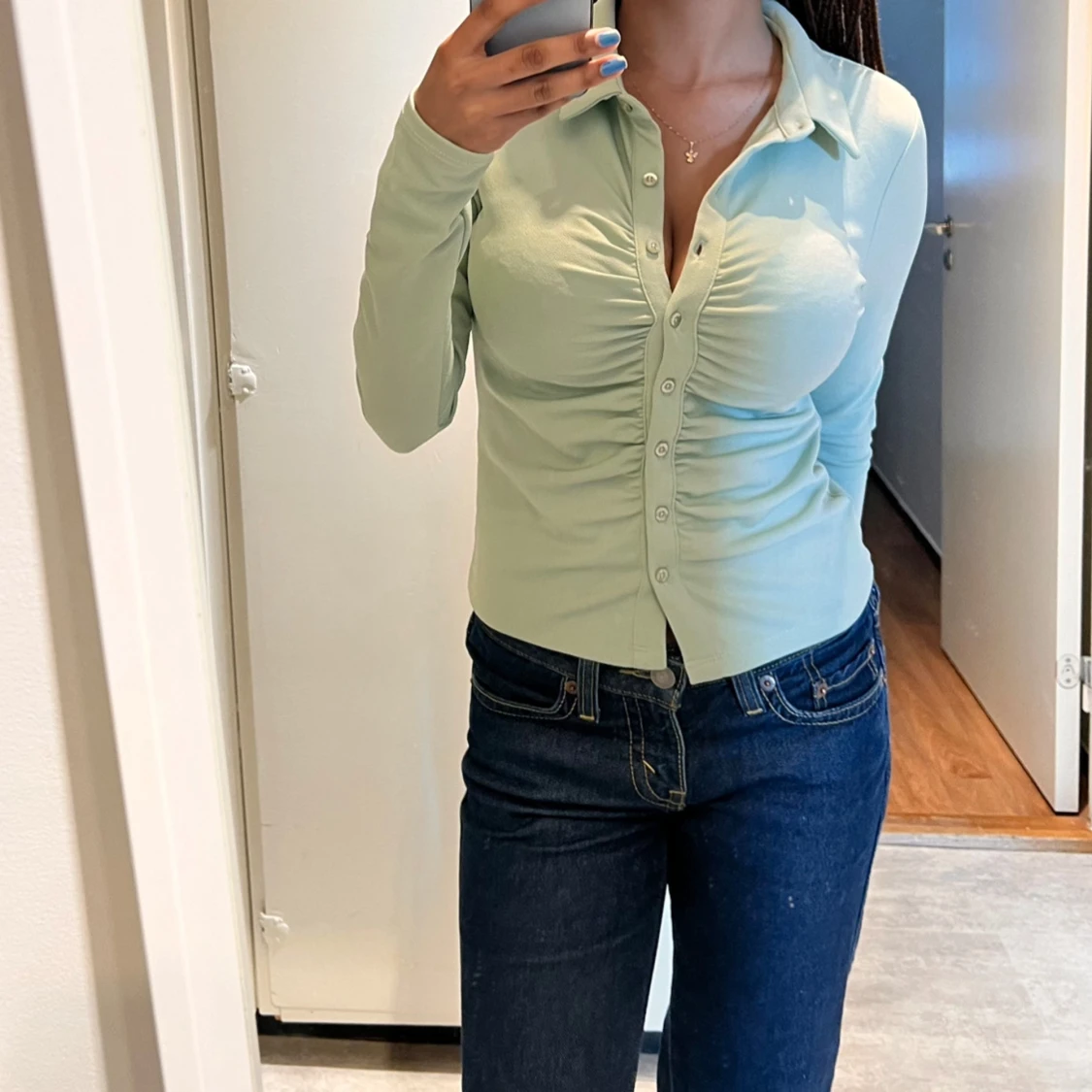 Långärmad topp med rynkad front