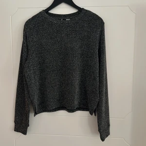 Tröja - Glittrig, lite see-through tröja. Endast använd en gång så är som ny!