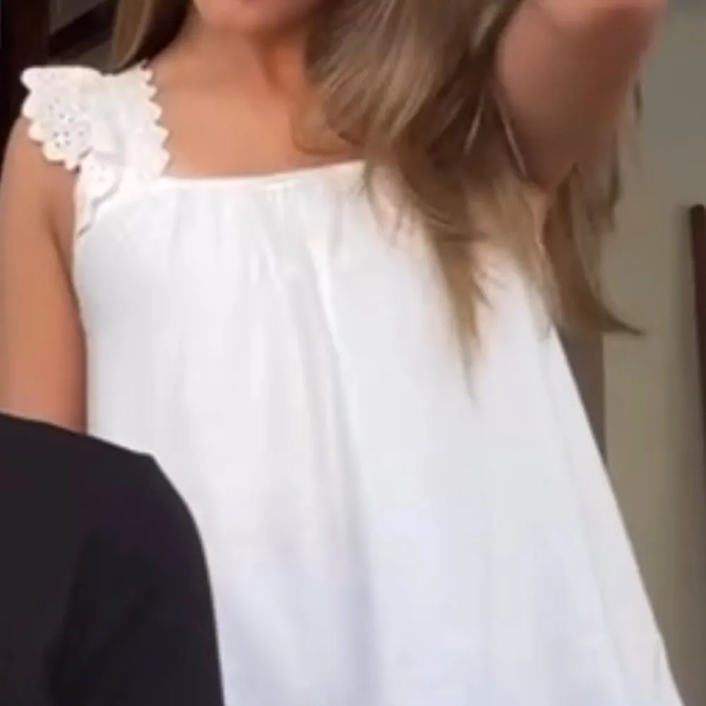 Lånad bild på första men lik! Jag säljer denna vita blus i storlek XS. Aldrig använd så den är helt utan defekter och helt ny. Jag säljer pga av att jag inte fått något tillfälle att använda den på och jag köpte den på hm men nu är den slutsåld💓. Puserot.