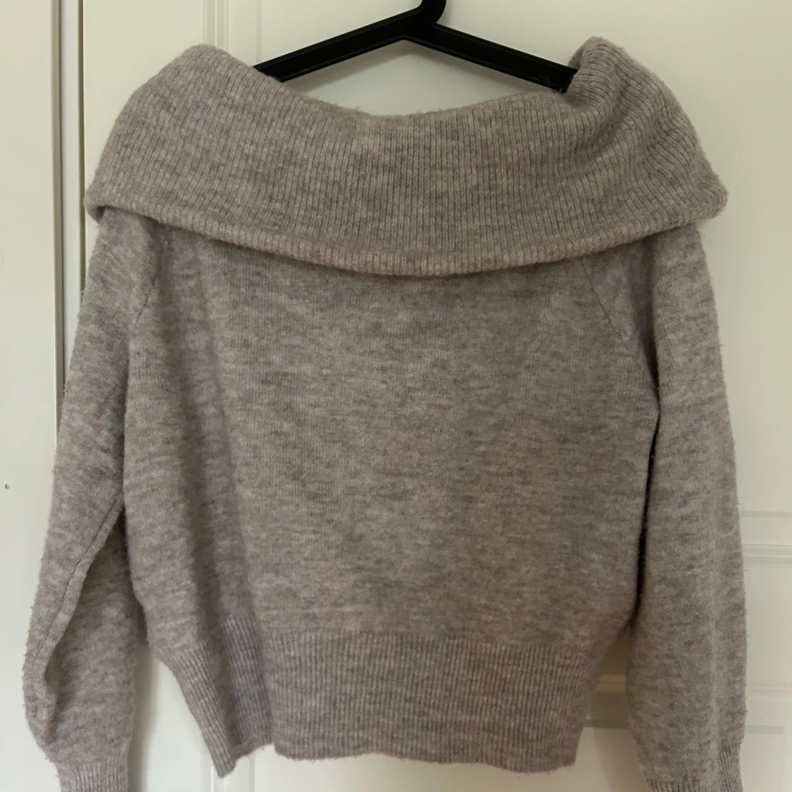 Stickad off shoulder