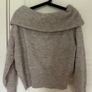 Stickad off shoulder - Jättefin 