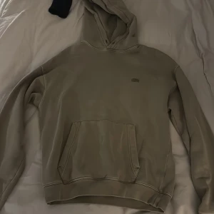 Lacoste hoodie - Säljer en Lacoste hoodie som är använd ett fåtal gånger. Storlek xs och sitter relaxed  2000kr nypris