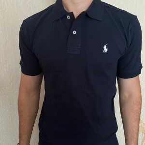 Ralph lauren pike - En fin marin blå ralph lauren pike, ny skick.  Ingen kvitto tyvär