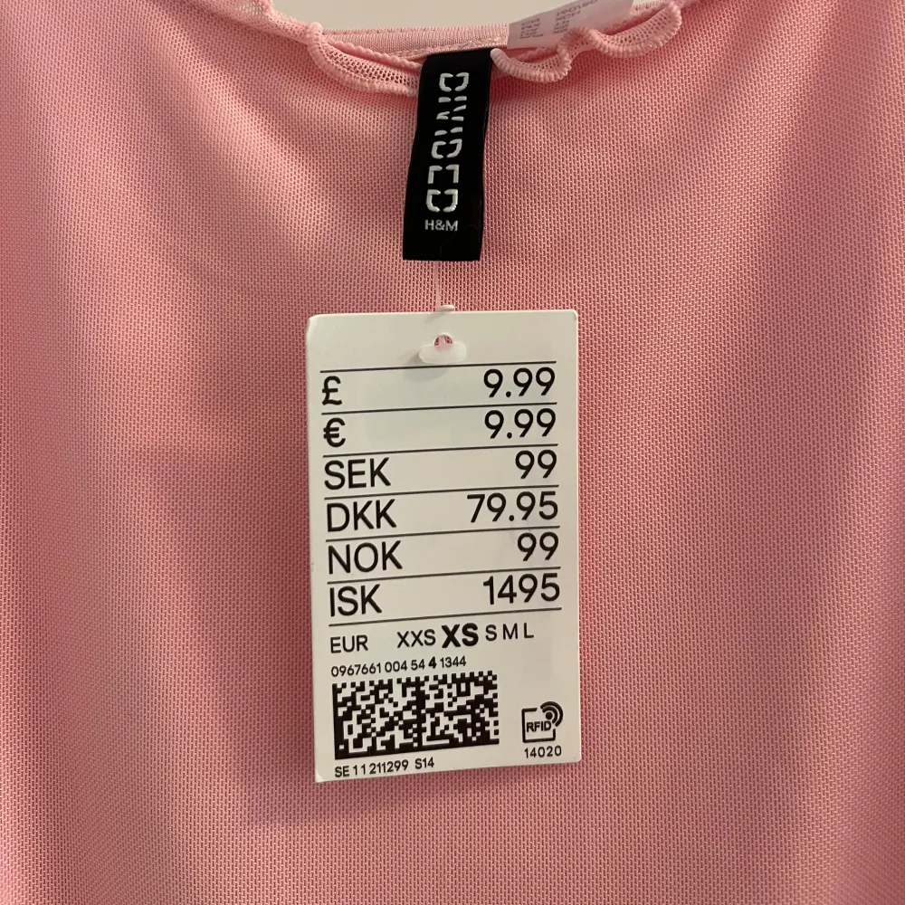 Säljer en söt rosa klänning från H&M. Den är ärmlös med smala axelband och har en fin volangdetalj vid halsringningen. Klänningen är i ett mjukt och bekvämt material, perfekt för sommardagar. Den är i nyskick och redo för nya äventyr! 🌸. Klänningar.