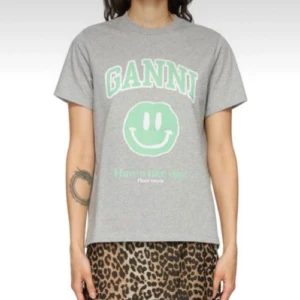 GANNI t-shirt  - Säljer min GANNI T-shirt i bra skick! Ord. pris ca 1000kr säljer för endast 400💓