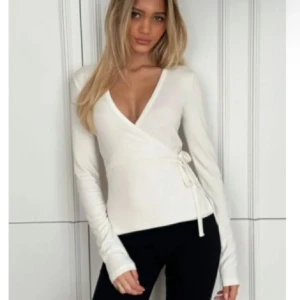 Topp - Supersnygg slutsåld topp från Nelly!💗