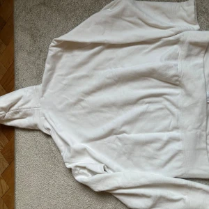 CDG hoddie - Säljer nu min CDG hoddie där jag inte använder den längre skicket är bra.Det är storlek L men den är som storlek M