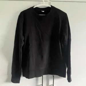 Sweatshirt - Säljer en svart sweatshirt i bomull från arket. Den är enkel och stilren med rund hals och långa ärmar. Perfekt för en avslappnad look. Lite använd men i bra skick. Nypris 450kr