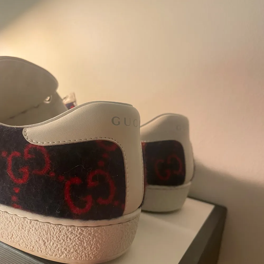 Ett par extremt limiterade Gucci wool sneakers i mycket ovanlig modell. OG medkommer.  Nästintill nya, använda 1 gång! Extremt svåra att få tag på i detta skick. Nypris ca: 13000| vårt pris: 5399kr! Vid frågor/diskussion ”kontakta”📩. Skor.