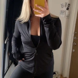 Stella mccartney X Adidas springjacka - Säljer min riktigt snygga spring jacka! Nypris 1700!