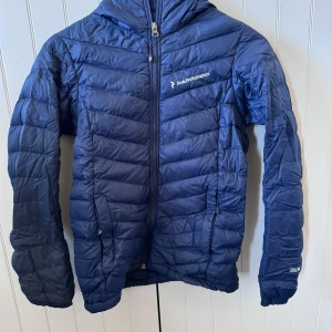 Peak performance - Jacka från peak modell frost down, dam, storlek xs. Begagnat men fint skick.