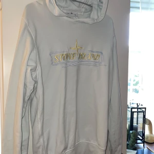 Stone Island - S  - Använd, inga defekter  Storlek: Small Färg: Ljusblå (babyblå)