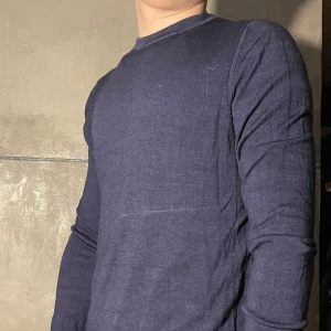 Massimo dutti  - Skön tunn tröja me bra passform, passar dom som bär M  Modell 175 Storlek L Skick 9/10