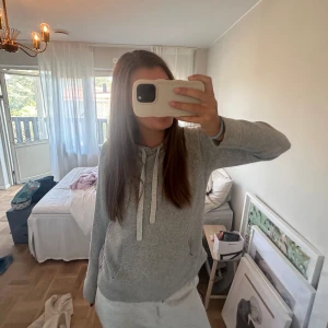 Grå hoodie - Säljer en supermysig grå hoodie i normal passform. Den är perfekt för höst och vinter med sin mjuka och varma känsla. Perfekt för chill dagar ❣️st M men passar S också💗