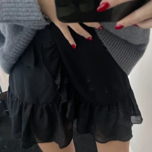 Oanvänd kjol - Sååå snygg oanvänd kjol från NA-KD, perfekt till hösten🍁 Obs spegeln som är smutsig på första bilden ej plagget! 95kr betalning med Swish 