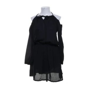 Svart off shoulder klänning - Storlek: L Märke: NLY Trend Skick: Bra Bra att veta: Lite lösa trådar här och där, inga hål dock