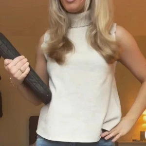 Zara tröja - Säljer denna tröja från zara då den inte kommer till användning längre. Köpt i vintras och använd max 3 ggr❤️ sista bilden är min egen