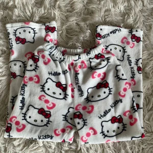 Hello kitty - Säljer mina jättegosiga hellokitty byxor i storlek S, för endast 250kr. Dom är använda men är i mycket bra skick! ❤️