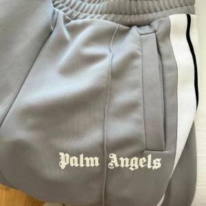 Byxor - Äkta byxor från Palm angels. Använda några gånger men inga större skador än slitningar som på färgen vid sdragkedjqn och lite nopprigt. Passar mig perfekt som är 162cm. Pris kan diskuteras vid snabb affär 