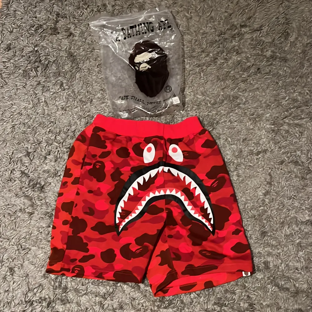 Röda bape shorts helt oanvända cond 10/10. Står L men passar M och S. Shorts.