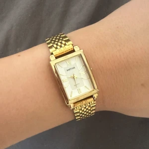 Guldklocka - Riktigt snygg guldklocka!❤️ Säljer eftersom den är lite stor för mig❤️ inga defekter, nyskick❤️