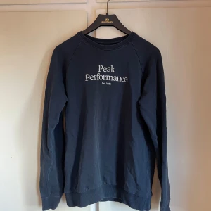 Peak performance tjock tröja  - Det är en dyr tjocktröja i bra skick den är mörkblå med loggan fram och inget på ryggen jag har köpt dem för 700kr