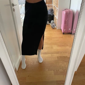 Långkjol - Svart långkjol med slits, superskönt material och bra skick men använd en del. Jag är 176 lång som referens.