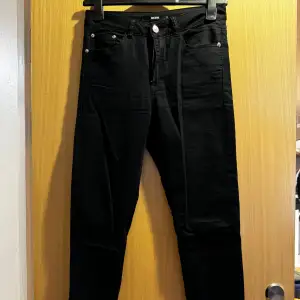 Säljer ett par lågmidjade svarta jeans som är köpta från BikBok storlek S använda ett par gånger men är fortfarande i gott skick. 