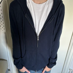 John Henric zip hoodie  - Säljer en riktig fräsch John Henric 100% Kashmir zip hoodie. Mörkblå färg. Skick 8/10 och storlek M