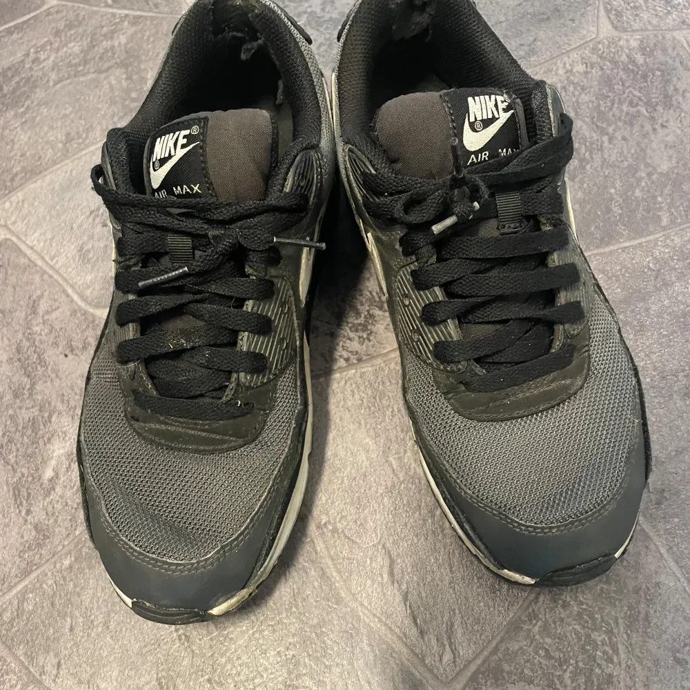 Säljer ett par svarta använda Nike airmax  skor i storlek 42,5, är i bra skick och fungerar som vanligt. Skor.