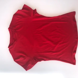 Röd t-shirt - Säljer en klassisk röd t-shirt i mjukt material. Perfekt för vardagsbruk eller som basplagg i garderoben. Den har en normal passform och korta ärmar. Helt oanvänd🤍