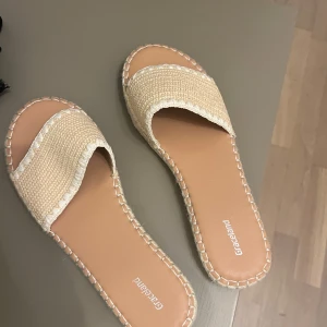 Tofflor  - Helt nya tofflor ej använda storlek 40 