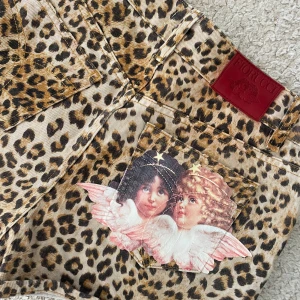 leopard jeans shorts - Säljer ett par fina jeans shorts med leopard mönster, väldigt bra märke(FIORUCCI)! De är i storlek XS , bra skick💘ordenarie pris: 2700 kr! Priset kan diskuteras 