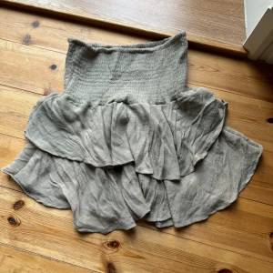 Volangkjol - Säljer en superfin olivgrön/khaki/beige kjol från Shein. Superfin med volanger och stretchig resår i midjan. Perfekt för både vardag och fest! 