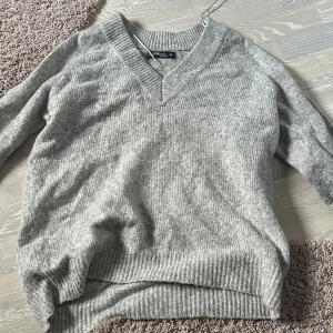 Stickad tröja  - Väldigt bra skick, helt ny utan prislapp. 