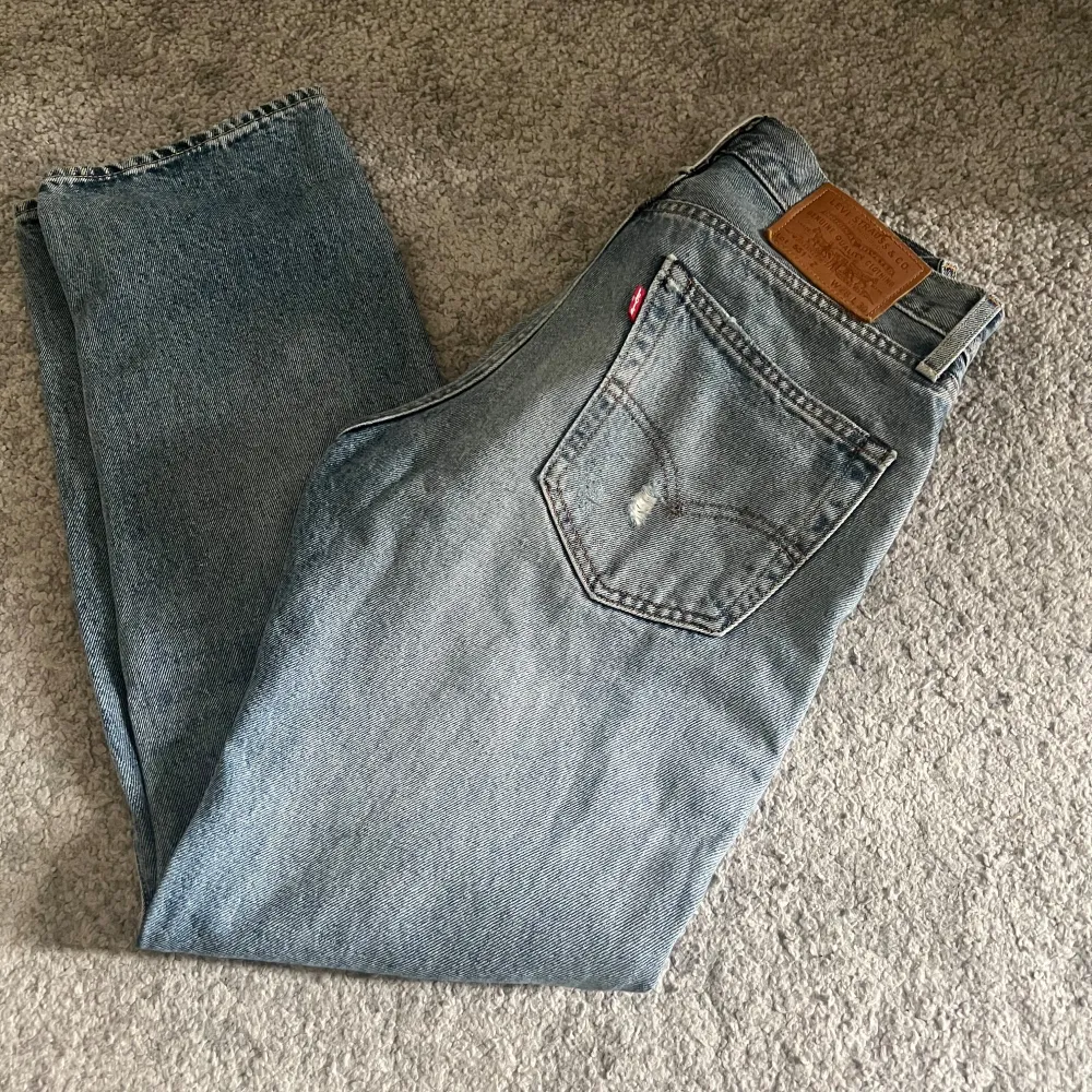 Säljer blåa levis 551 jeans. Liknar 501 modellen. Storlek W28 och L30. De är i bra skick.. Jeans & Byxor.